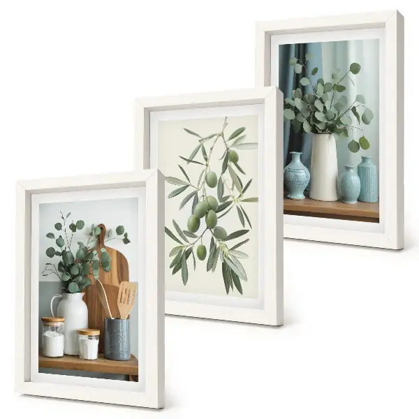 Set van ingelijste schilderijen met esthetische afbeelding van groene olijven en eucalyptustakken