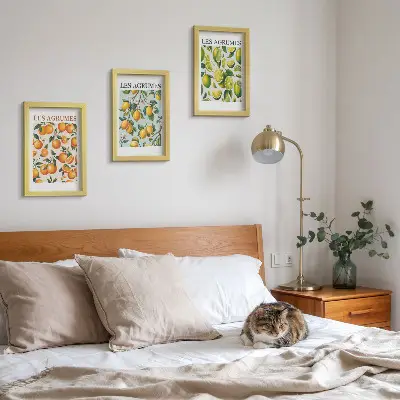 Gallery wall met fruitige citruspatronen in pastelkleuren
