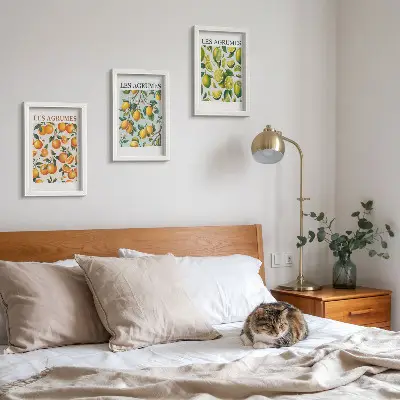 Gallery wall met fruitige citruspatronen in pastelkleuren