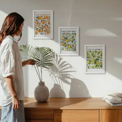 Gallery wall met fruitige citruspatronen in pastelkleuren