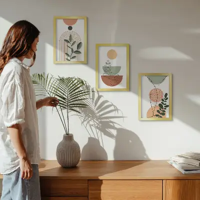 Gallery wall met abstracte vormen en kleurrijke plantmotieven