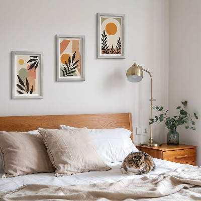 Gallery wall Abstracte vormen en plantmotieven in warme kleuren.