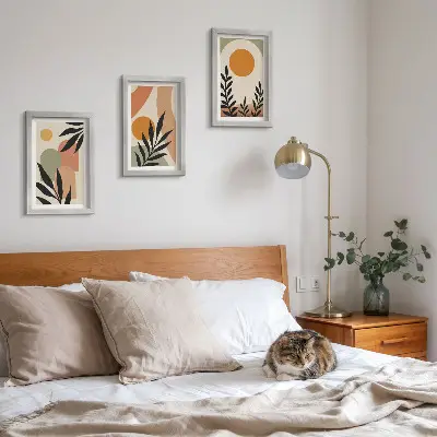 Gallery wall met abstracte vormen en plantmotieven in warme kleuren