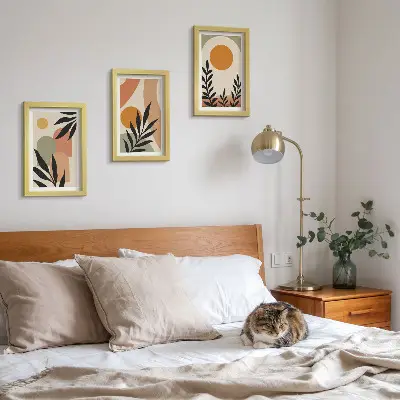 Gallery wall met abstracte vormen en plantmotieven in warme kleuren