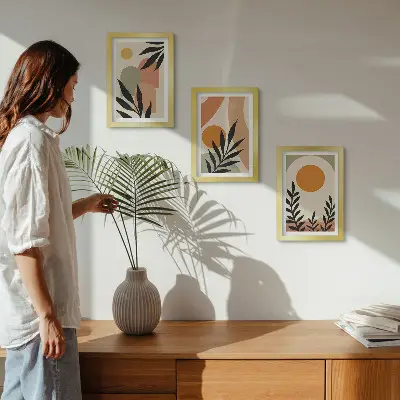 Gallery wall met abstracte vormen en plantmotieven in warme kleuren