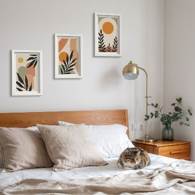 Gallery wall Abstracte vormen en plantmotieven in warme kleuren.