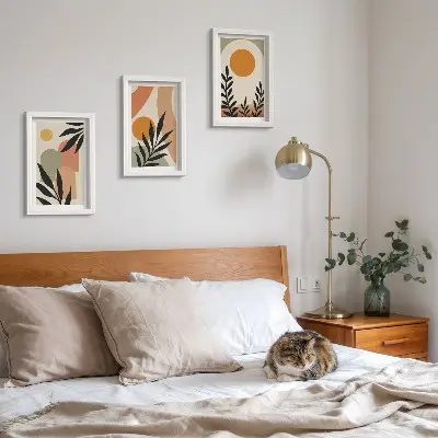 Gallery wall met abstracte vormen en plantmotieven in warme kleuren