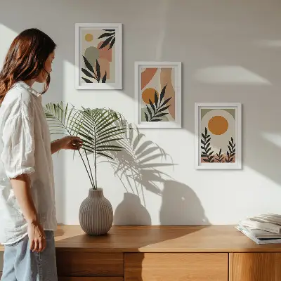 Gallery wall met abstracte vormen en plantmotieven in warme kleuren