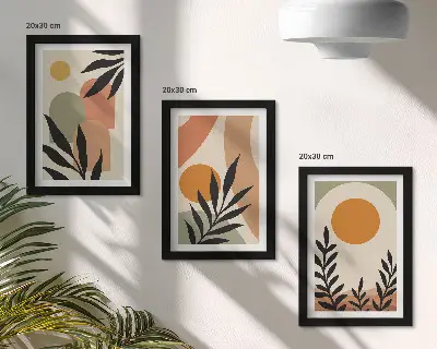 Gallery wall met abstracte vormen en plantmotieven in warme kleuren