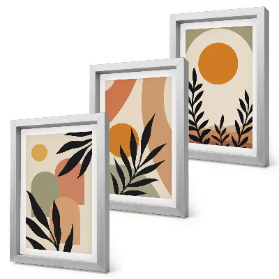 Gallery wall Abstracte vormen en plantmotieven in warme kleuren.