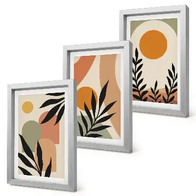 Gallery wall met abstracte vormen en plantmotieven in warme kleuren