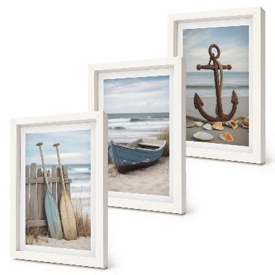 Set van ingelijste schilderijen Een strand met een roeiboot en een anker in het zand.