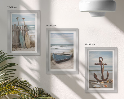 Set van ingelijste schilderijen Een strand met een roeiboot en een anker in het zand.