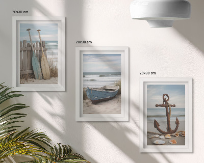 Set van ingelijste schilderijen Een strand met een roeiboot en een anker in het zand.
