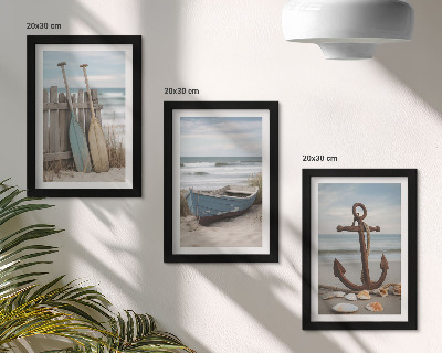 Set van ingelijste schilderijen Een strand met een roeiboot en een anker in het zand.
