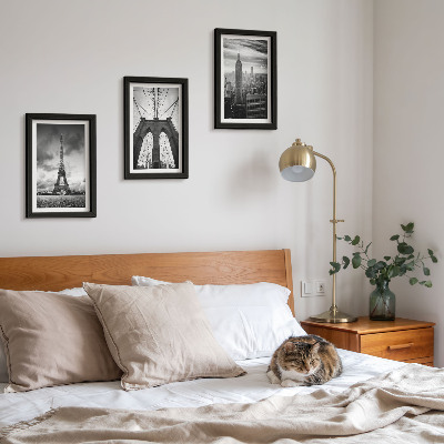 Gallery wall Torens en bruggen in monochrome tinten.