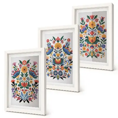 Set ingelijste schilderijen met bloemmotieven in intense kleuren op een witte achtergrond