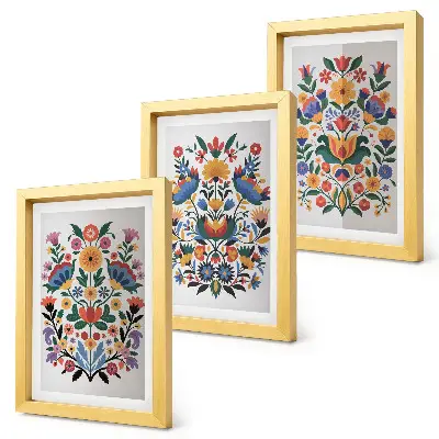 Set ingelijste schilderijen met bloemmotieven in intense kleuren op een witte achtergrond