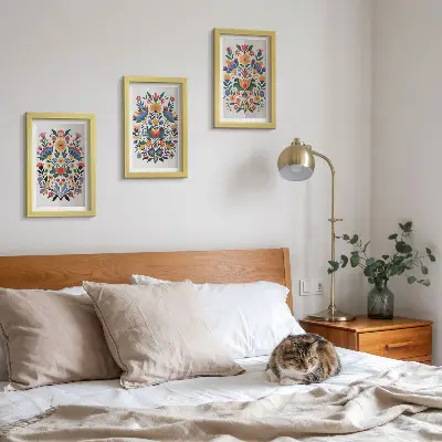 Set ingelijste schilderijen met bloemmotieven in intense kleuren op een witte achtergrond