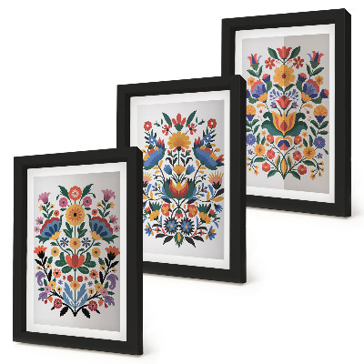 Set van ingelijste schilderijen Bloemmotieven in intense kleuren op een witte achtergrond.