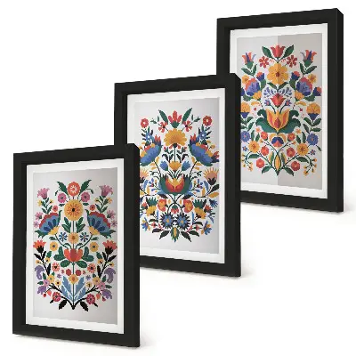 Set ingelijste schilderijen met bloemmotieven in intense kleuren op een witte achtergrond