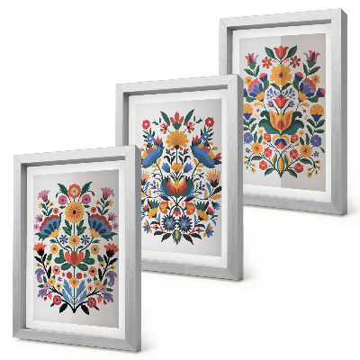 Set van ingelijste schilderijen Bloemmotieven in intense kleuren op een witte achtergrond.
