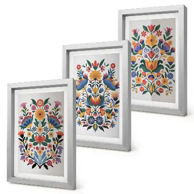 Set ingelijste schilderijen met bloemmotieven in intense kleuren op een witte achtergrond