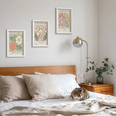 Gallery wall met bloemenposters van Kopenhagen, Londen en Parijs