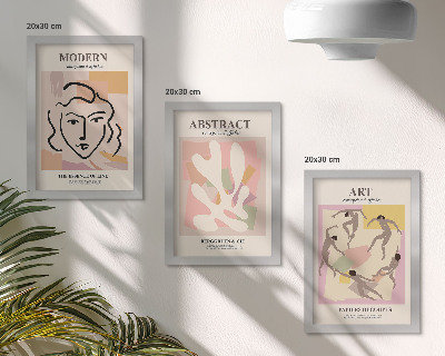 Gallery wall Stijlvolle portretten en abstracte vormen in pastelkleuren.