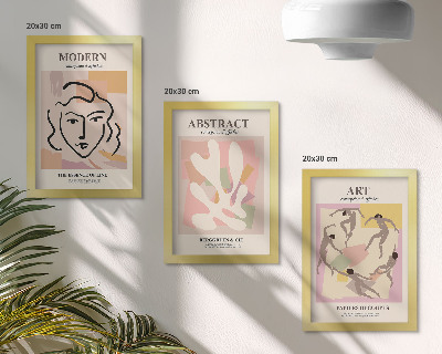 Gallery wall Stijlvolle portretten en abstracte vormen in pastelkleuren.