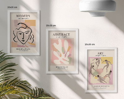 Gallery wall Stijlvolle portretten en abstracte vormen in pastelkleuren.