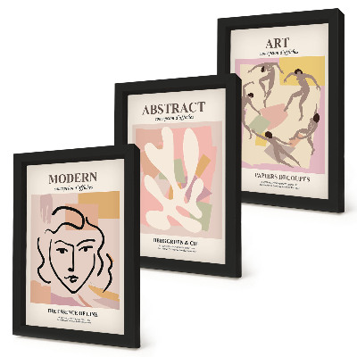 Gallery wall Stijlvolle portretten en abstracte vormen in pastelkleuren.