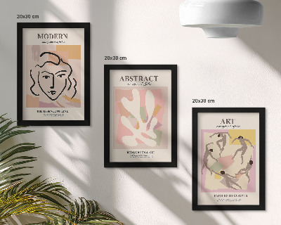 Gallery wall Stijlvolle portretten en abstracte vormen in pastelkleuren.