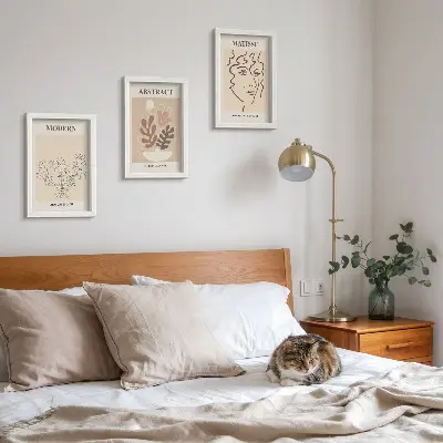 Set van ingelijste schilderijen met moderne plantmotieven en lijnen
