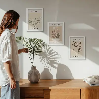 Set van ingelijste schilderijen met moderne plantmotieven en lijnen