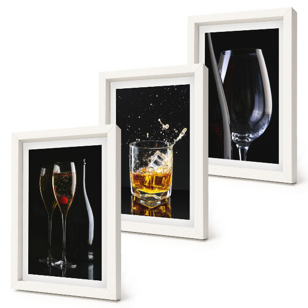 Gallery wall Wijn- en whiskyglazen op een zwarte achtergrond.