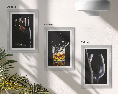 Gallery wall Wijn- en whiskyglazen op een zwarte achtergrond.