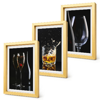 Gallery wall Wijn- en whiskyglazen op een zwarte achtergrond.