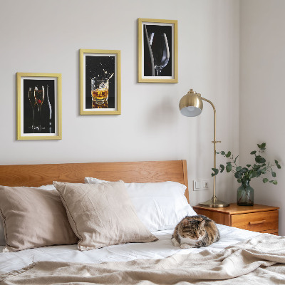 Gallery wall Wijn- en whiskyglazen op een zwarte achtergrond.