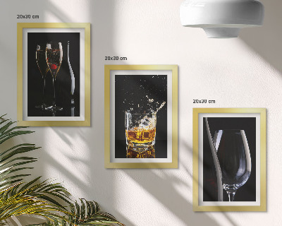 Gallery wall Wijn- en whiskyglazen op een zwarte achtergrond.