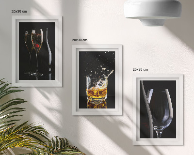 Gallery wall Wijn- en whiskyglazen op een zwarte achtergrond.