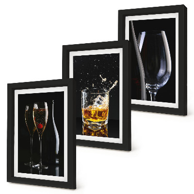Gallery wall Wijn- en whiskyglazen op een zwarte achtergrond.