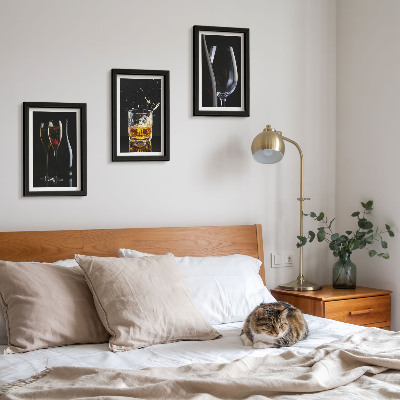 Gallery wall Wijn- en whiskyglazen op een zwarte achtergrond.
