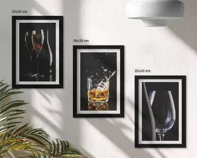 Gallery wall Wijn- en whiskyglazen op een zwarte achtergrond.