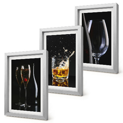 Gallery wall Wijn- en whiskyglazen op een zwarte achtergrond.