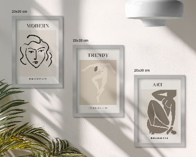 Gallery wall Abstracte portretten in gedempte kleuren.