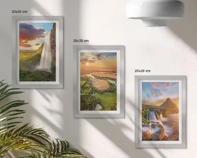 Set ingelijste schilderijen met watervallen, berglandschappen en rivieren bij zonsondergang