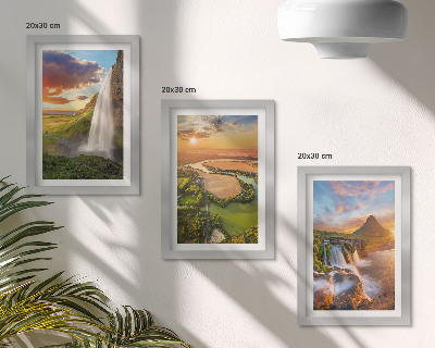 Set van ingelijste schilderijen Watervallen, berglandschappen en rivieren bij zonsondergang.