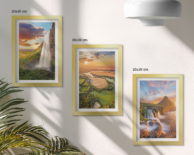 Set van ingelijste schilderijen Watervallen, berglandschappen en rivieren bij zonsondergang.