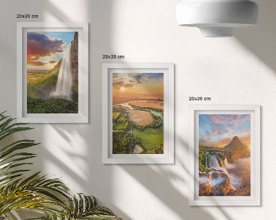 Set van ingelijste schilderijen Watervallen, berglandschappen en rivieren bij zonsondergang.